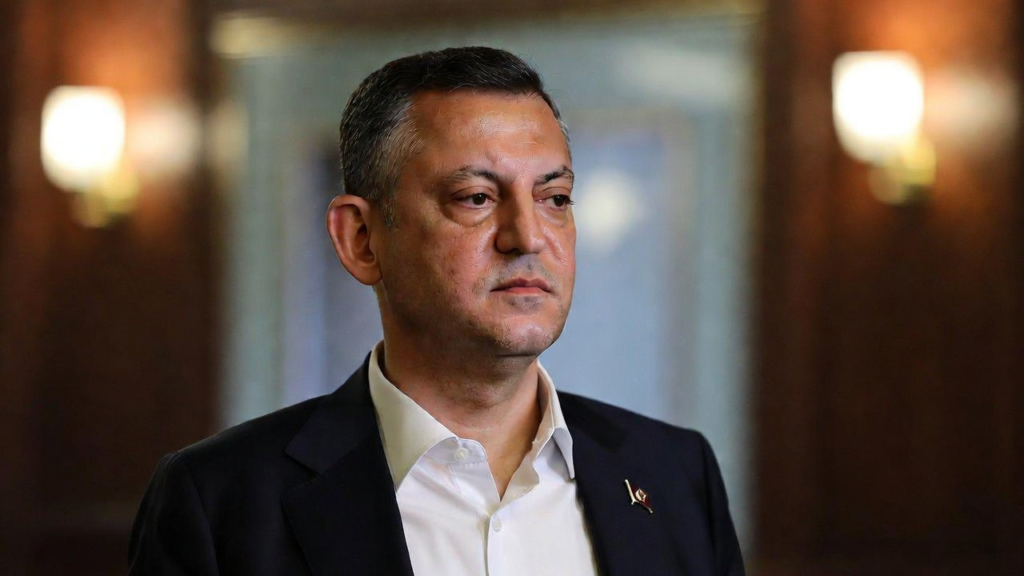 Özgür Özel’e CHP Belediyelerinden Gelen Siyasi Darbeler