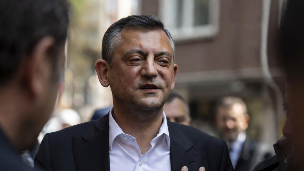 Özgür Özel’e CHP Belediyelerinden Gelen Siyasi Darbeler