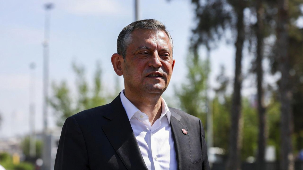 Özgür Özel’e CHP Belediyelerinden Gelen Siyasi Darbeler