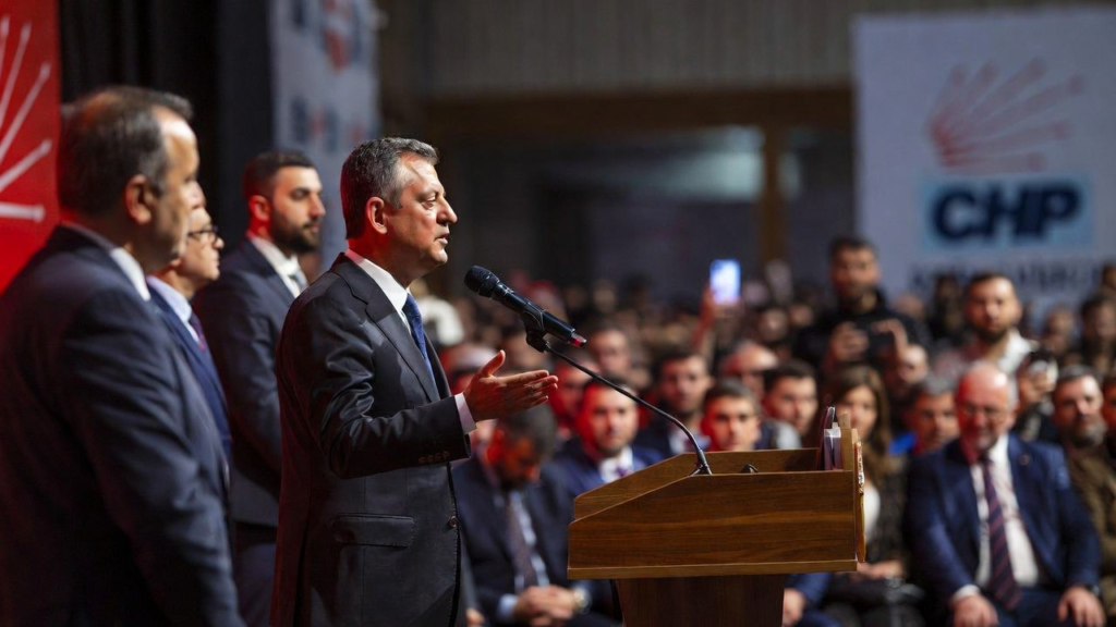 Özgür Özel’e CHP Belediyelerinden Gelen Siyasi Darbeler